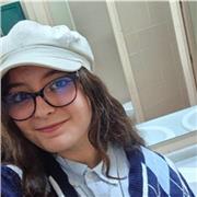 Profesora de inglés que imparte clase a todas las edades y niveles